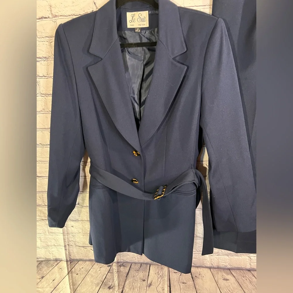 Le Suit. Ladies Dark-blue 2-piece pant suit. Size 12. - Picture 3 of 10